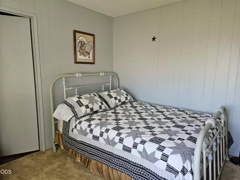 Bedroom - 28089 Modoc Point Rd, Chiloquin, OR 97624 photo 1 of 2