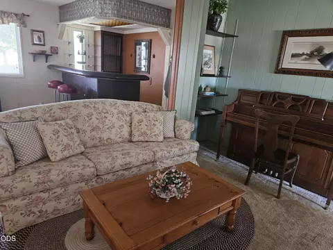 Living - 28089 Modoc Point Rd, Chiloquin, OR 97624 photo 1 of 1