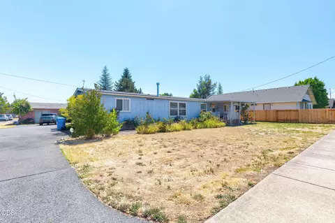 1405 Willow Ln, Grants Pass, OR 97527