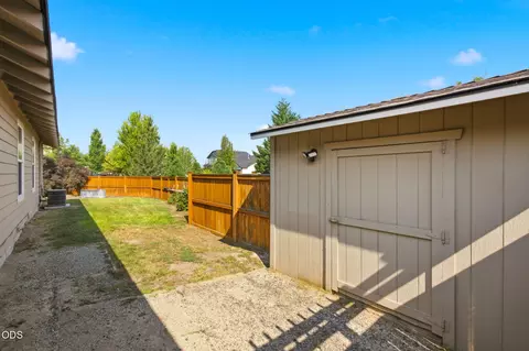 Exterior - 62815 Snowcap Ct, Bend, OR 97701 photo 8 of 10