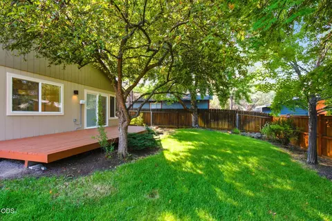 Exterior - 62815 Snowcap Ct, Bend, OR 97701 photo 6 of 10