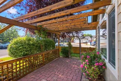 Exterior - 62815 Snowcap Ct, Bend, OR 97701 photo 9 of 10