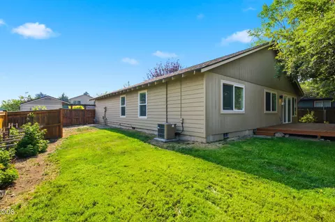 Exterior - 62815 Snowcap Ct, Bend, OR 97701 photo 7 of 10