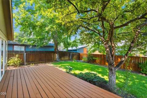 Exterior - 62815 Snowcap Ct, Bend, OR 97701 photo 4 of 10