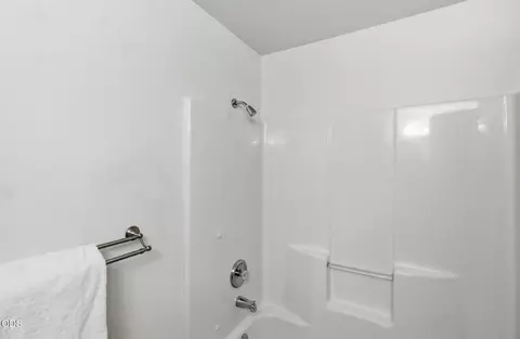 Bath - 62815 Snowcap Ct, Bend, OR 97701 photo 3 of 3