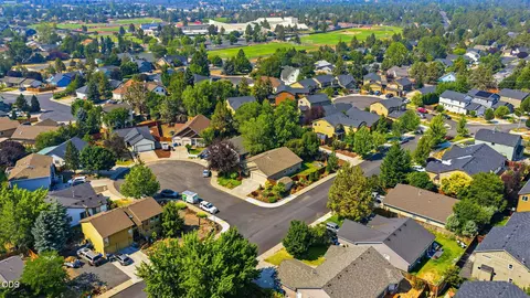 View/Area - 62815 Snowcap Ct, Bend, OR 97701 photo 2 of 4