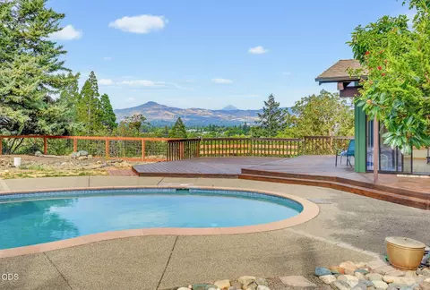 2076 Jasmine Ave, Medford, OR 97501