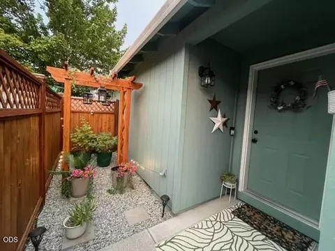 Exterior - 450 Saint Clair Way, Eagle Point, OR 97524 photo 2 of 8