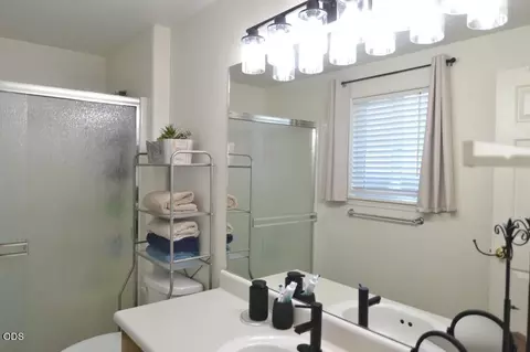 Bath - 450 Saint Clair Way, Eagle Point, OR 97524 photo 1 of 3