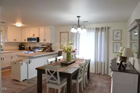 Dining - 450 Saint Clair Way, Eagle Point, OR 97524 photo 2 of 2