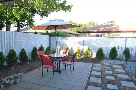 Exterior - 450 Saint Clair Way, Eagle Point, OR 97524 photo 7 of 8