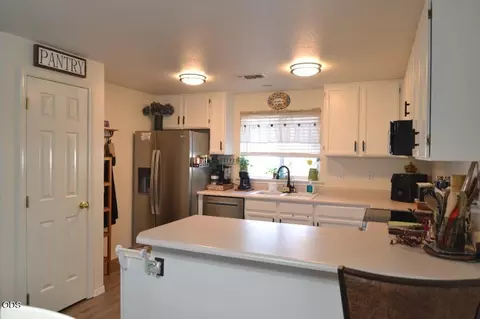 Kitchen - 450 Saint Clair Way, Eagle Point, OR 97524 photo 2 of 2