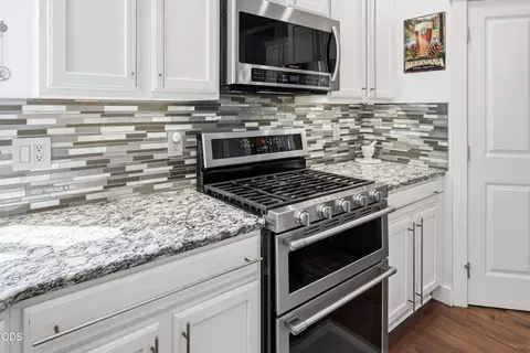 Kitchen - 61316 Brianne Pl, Bend, OR 97702 photo 2 of 2