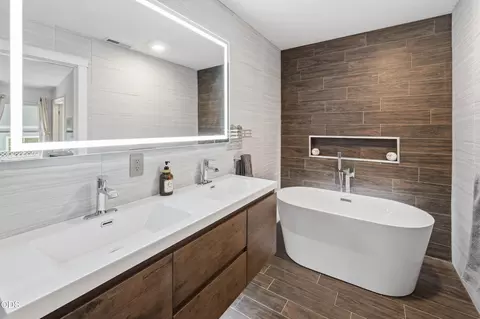 Bath - 61316 Brianne Pl, Bend, OR 97702 photo 2 of 4