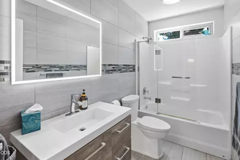 Bath - 61316 Brianne Pl, Bend, OR 97702 photo 4 of 4