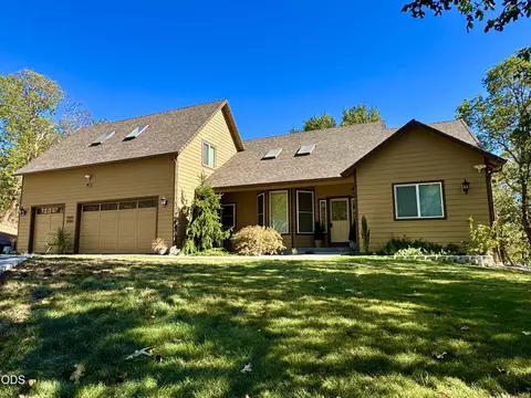 155 El Camino Way, Grants Pass, OR 97526