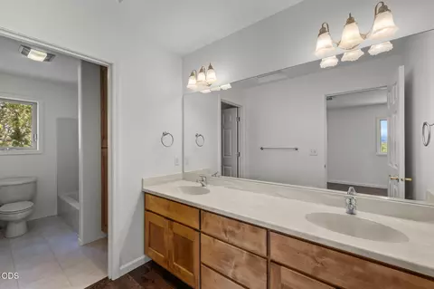 Bath - 62354 Erickson Rd, Bend, OR 97701 photo 3 of 6