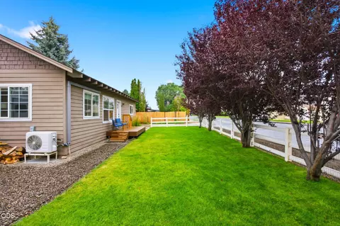 327 NW Elm Ave, Redmond, OR 97756