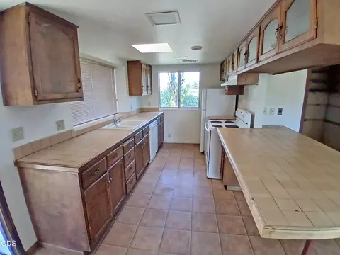 Kitchen - 1340 Dowell Rd, Grants Pass, OR 97527 photo 1 of 3