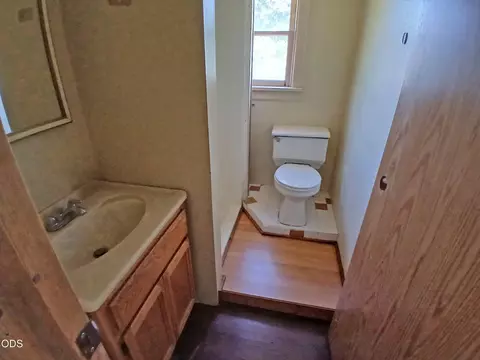 Bath - 1340 Dowell Rd, Grants Pass, OR 97527 photo 2 of 3
