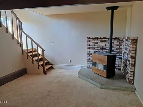 Living - 1340 Dowell Rd, Grants Pass, OR 97527 photo 2 of 2