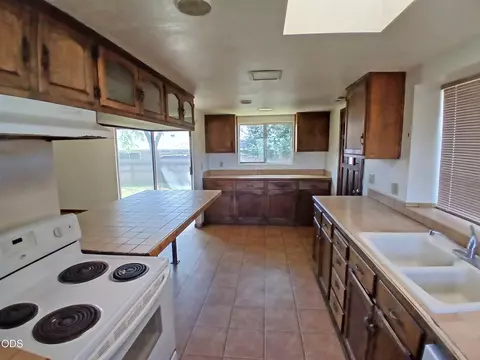 Kitchen - 1340 Dowell Rd, Grants Pass, OR 97527 photo 2 of 3