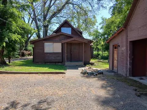 Exterior - 1340 Dowell Rd, Grants Pass, OR 97527 photo 4 of 7