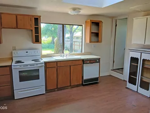 Kitchen - 1340 Dowell Rd, Grants Pass, OR 97527 photo 3 of 3