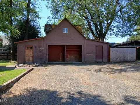 Exterior - 1340 Dowell Rd, Grants Pass, OR 97527 photo 2 of 7