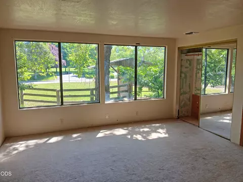 Bedroom - 1340 Dowell Rd, Grants Pass, OR 97527 photo 3 of 4