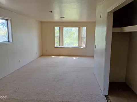 Bedroom - 1340 Dowell Rd, Grants Pass, OR 97527 photo 4 of 4