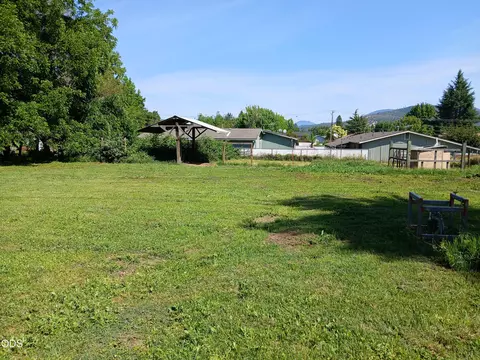 Exterior - 1340 Dowell Rd, Grants Pass, OR 97527 photo 6 of 7
