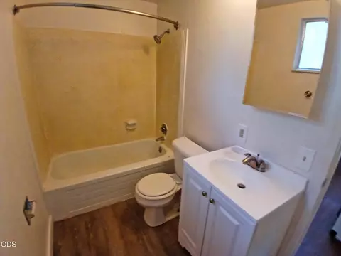 Bath - 1340 Dowell Rd, Grants Pass, OR 97527 photo 3 of 3