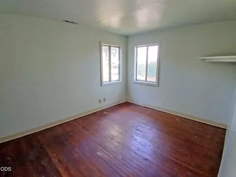 Bedroom - 1340 Dowell Rd, Grants Pass, OR 97527 photo 1 of 4