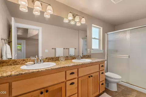 Bath - 128 Cedric Ct, Eagle Point, OR 97524 photo 1 of 2