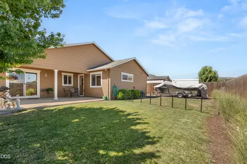 Exterior - 128 Cedric Ct, Eagle Point, OR 97524 photo 2 of 3