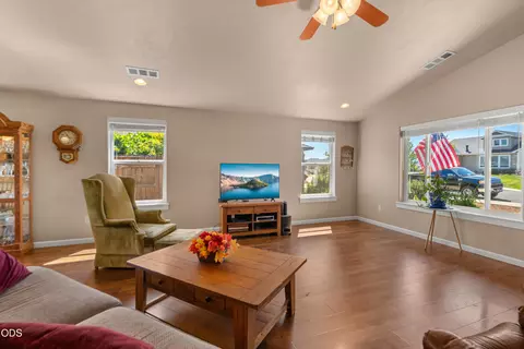Living - 128 Cedric Ct, Eagle Point, OR 97524 photo 2 of 3
