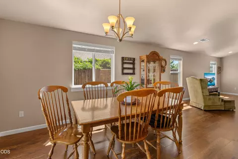 Dining - 128 Cedric Ct, Eagle Point, OR 97524 photo 2 of 2