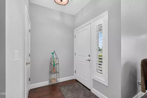 Entry Way - 453 S Haskell St, Central Point, OR 97502 photo 1 of 3