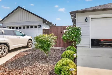 Exterior - 453 S Haskell St, Central Point, OR 97502 photo 2 of 5
