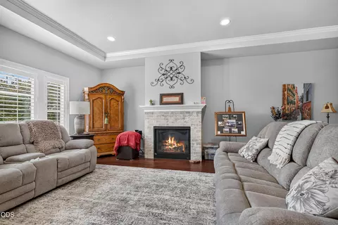 Living - 453 S Haskell St, Central Point, OR 97502 photo 2 of 3