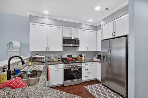Kitchen - 453 S Haskell St, Central Point, OR 97502 photo 1 of 2