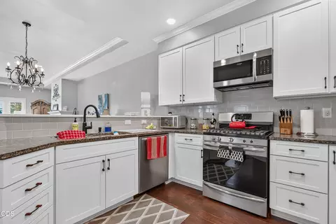 Kitchen - 453 S Haskell St, Central Point, OR 97502 photo 2 of 2