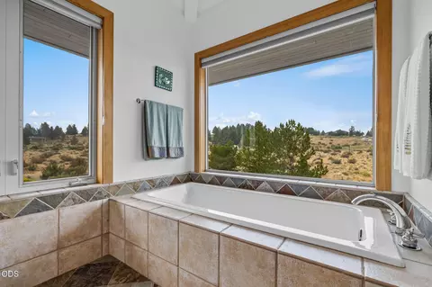 Bath - 59641 Calgary Loop, Bend, OR 97702 photo 5 of 8