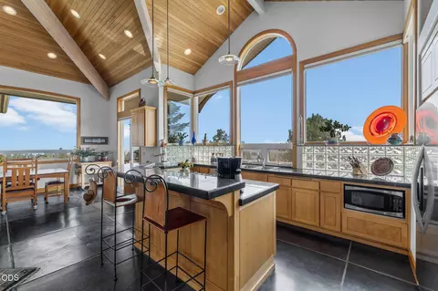 Kitchen - 59641 Calgary Loop, Bend, OR 97702 photo 1 of 4