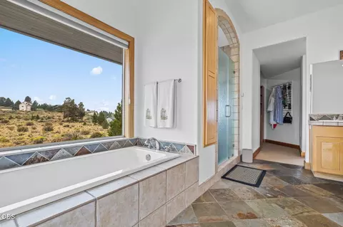 Bath - 59641 Calgary Loop, Bend, OR 97702 photo 4 of 8