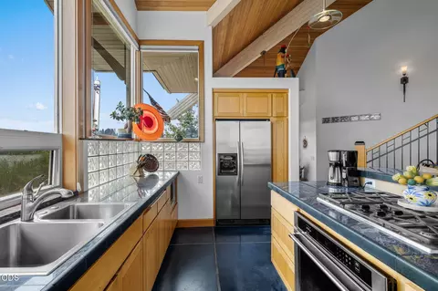 Kitchen - 59641 Calgary Loop, Bend, OR 97702 photo 4 of 4
