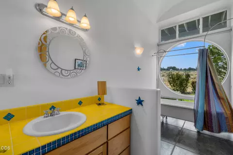Bath - 59641 Calgary Loop, Bend, OR 97702 photo 6 of 8