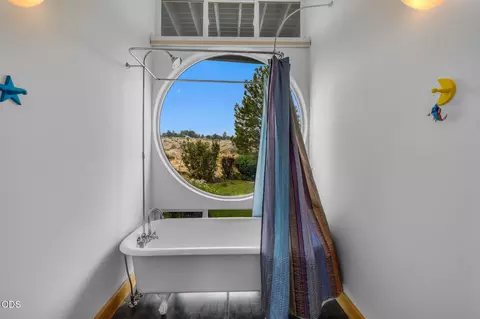 Bath - 59641 Calgary Loop, Bend, OR 97702 photo 7 of 8