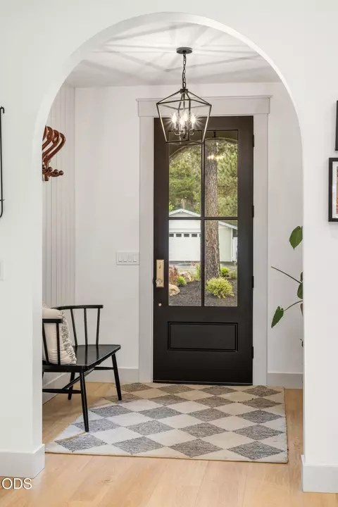 Entry Way - 17498 Snow Goose Rd, Bend, OR 97707 photo 2 of 9
